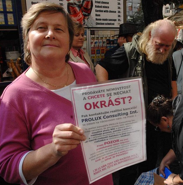 V Praze na Václavském nám�stí dnes demonstrovalo asi 40 klient� realitní kancelá�e Prolux Consulting proti údajn� nekalým obchodním praktikám firmy
