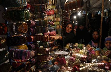 Muslimka nakupuje v indickm Hajdarbdu na oslavu svtku d al-fitr barevn ozdoby 