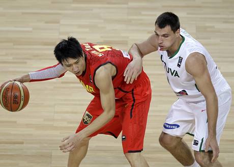 Sun Je (vlevo) z ny bojuje s Jonasem Maiulisem z Litvy
