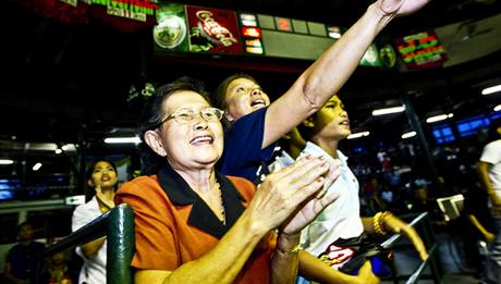 Pi zpase arna bou. Mnoho Thajc je zvislch na szen podobn jako na vhernch automatech. Lumpinee Boxing Stadium