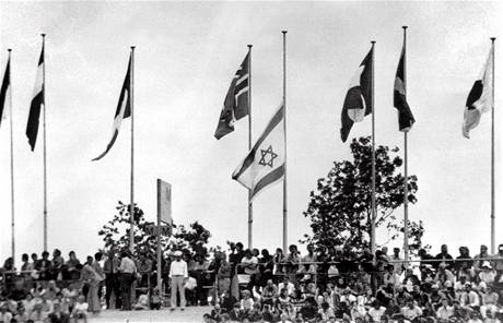 Izraelsk vlajka staen na pl erdi na olympid v Mnichov pot, co bylo zabito 11 len izraelsk vpravy. (1972)