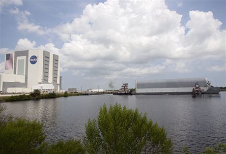 Loď Pegasus dopravující vnější nádrže ET pro kosmický raketoplán kotví v přístavišti poblíž budovy VAB