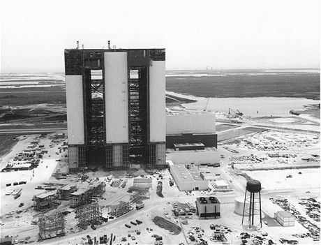 Montážní budova VAB v roce 1965 před dokončením