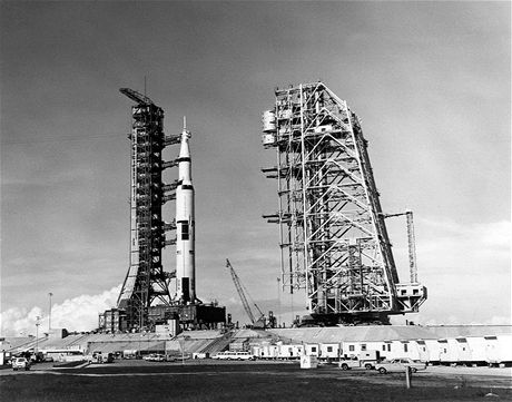 Saturn V s kosmickou lod Apollo ek na vyputn na ramp LC-39A