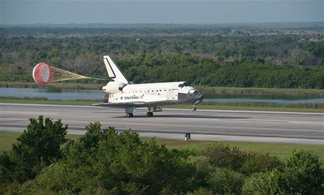 Raketoplán Discovery přistává po letu STS-131 na letišti SLF kosmodromu