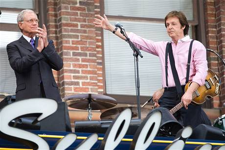 V roce 2009 Paul McCartney hrl na terase divadla Eda Sullivana v rmci Show Davida Lettermana