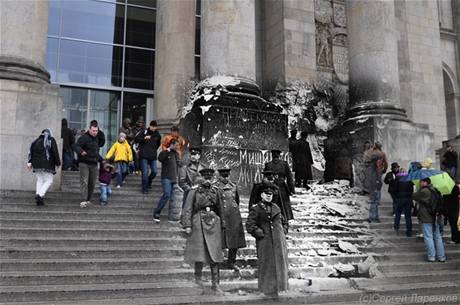 Sergej Larenkov: Marl ukov sestupuje po schodech dobytho Reichstagu