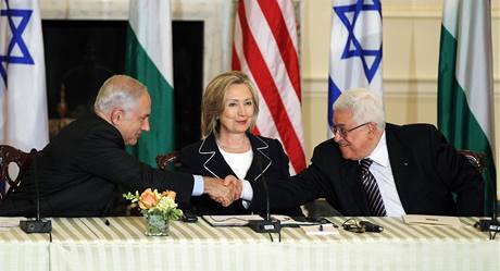 Hillary Clintonov je prostednkem jednn mezi izraelskm premirem Benjaminem Netanjahuem (vlevo) a pedsedou palestinsk samosprvy Mahmdem Abbsem (2. z 2010)
