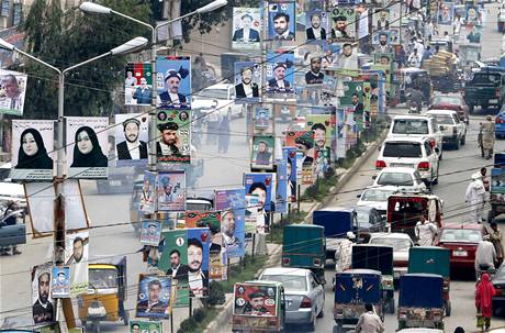 Ulice afghnsk metropole Kbulu zaplavily ped volbami plakty kandidt do parlamentu. Plakty enskch kandidtek jsou asto druh den po vylepen znien