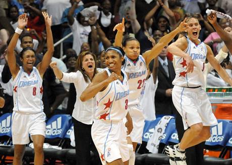Angel McCoughtryov (v poped s slem 3) a jej spoluhrky z Atlanty Dream se raduj z postupu do finle WNBA