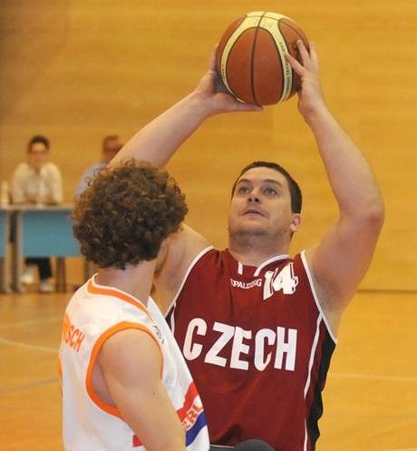 Basketbal na vozku: esk reprezentant Marek rtka stl pes Robina Poggenwische z Nizozemska