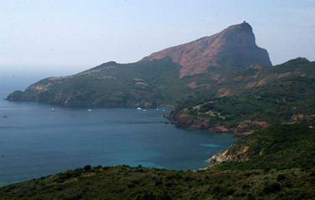 Korsika. Nejzápadnější výběžek Korsiky Capo Rosso budí už z dálky respekt