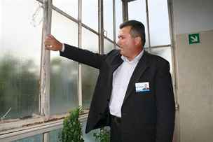 Tibor Zelenák ukazuje patná okna v nemocnici v Náchod