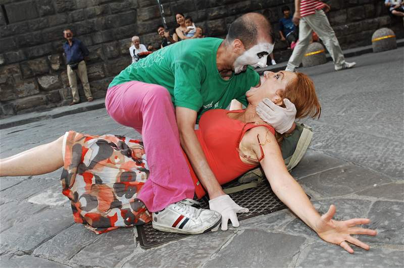 Simona Staová si na florentském námstí vystihla etudu s pouliním klaunem za aplausu davu turist 