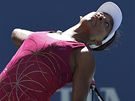 Amerianka Venus Williamsová podává v zápase proti Izraelce Peerové na US Open.