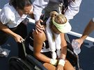Bloruská tenistka Victoria Azarenková opoutí kurt na vozíku poté, co bhem duelu 2. kola US Open zkolabovala
