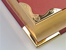 Luxusní zlatá Bible stojí 57 900 korun