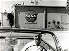 První americký astronaut John Glenn odjídí od ídicího stediska programu...