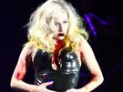 Lady Gaga taní pi vystoupení potísnná krví