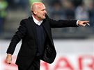 ANI TREN�R NEPOMOHL. Michal B�lek �esk� fotbalisty hecoval od postrann� ��ry, ani to ale nepomohlo.