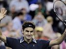 Roger Federer zdraví diváky po výhe nad Jürgenem Melzerem.
