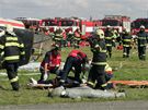 Záchranái zasahují u simulované letecké nehody na letiti v Olomouci - Needín.