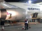 Výbuch vyvrtal do boeingu spolenosti Qantas díru