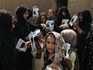 Afghánské eny si mezi sebou v Kábulu rozdávají letáky kandidátky do parlamentu