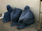 Afghánky v burkách ekají ped meitou v Herátu