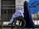 Afghánka tlaí postienou pítelkyni ulicemi Dalalabádu