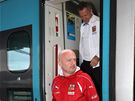 eská fotbalová reprezentace dorazila do Olomouce. Na snímku z vlaku vystupuje trenér Michal Bílek (vpedu) s asistentem Frantikem Komackým.