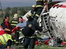 Cviení simulující nehodu letadla se na olomouckém letiti v Needín zúastnilo pes dv sta záchraná, hasi i policist.