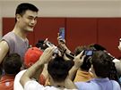 Jao Ming po tréninku Houstonu Rockets v obleení novinái