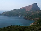 Korsika. Nejzápadnjí výbek Korsiky Capo Rosso budí u z dálky respekt