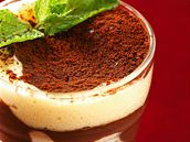 Dvoubarevn tiramisu.