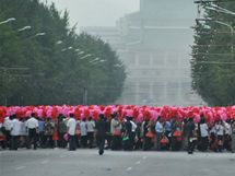 Severokorejci cvi oslavy ped obm kongresem vldn strany (6. srpna 2010)