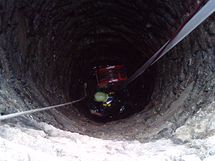 Hasii zachrauj kon spadlho do studny v nehlch na Tachovsku (5.9.2010)