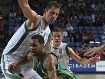 Australsk basketbalista Patrick Mills se sna pejt pes Primoe Brece ze Slovinska v osmifinle svtovho ampiontu. 