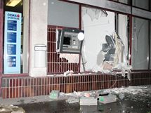 Zlodji ve Velk nad Velikou vytrhli bankomat esk spoitelny ze zdi autem