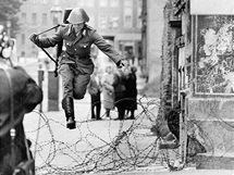 Vchodonmeck vojk Conrad Schumann prch do Zpadnho Berlna. (15. srpna 1961)
