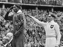 Olympijský vítěz ve skoku do dálky, Američan Jesse Owens (uprostřed), během...