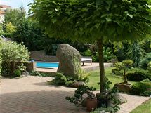 Moderní bazén zapadá do zahrady tak citlivě, že vůbec neruší její pohodovou atmosféru