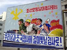 Plakt na severokorejsk ulici propaguje historick sjezd Korejsk strany prce