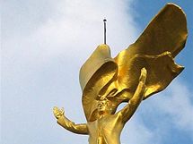 V centru Agabatu u zlat socha dikttora Nijazova nestoj