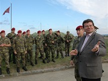 Ministr obrany Alexandr Vondra na nvtv brigdy rychlho nasazen v atci.