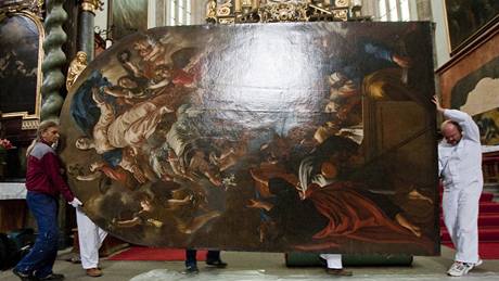 Restauráto�i sundavají �krét�v obraz v Týnském chrámu.