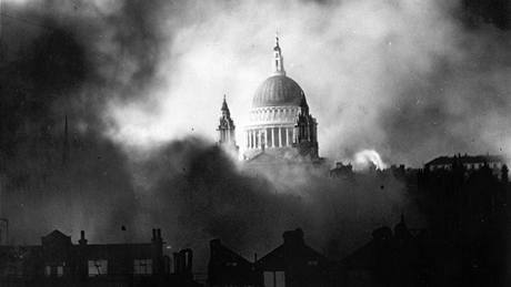 Katedrála sv. Pavla obklopená kouem hoících londýnských budov. (29. prosince 1940)