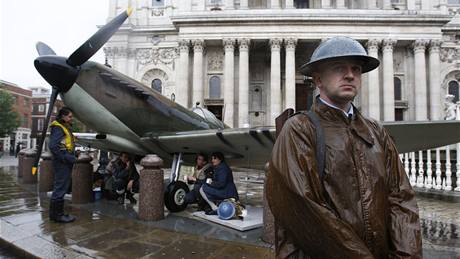 Příslušníci RAF v dobových kostýmech se schovávají před deštěm pod letounem Spitfire před katedrálou sv Pavla. Londýn si připomíná 70. výročí zahájení Blitzu (7. září 2010) 