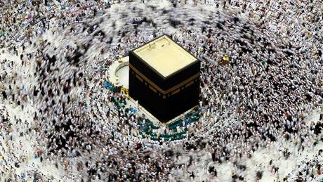 Desetitisíce muslim se v Mekce shromádily kolem posvátné Kaaby.