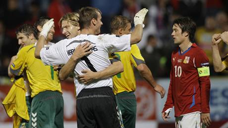 Zatímco litevtí fotbalisté slaví, kapitán eského týmu Tomá Rosický trpí.